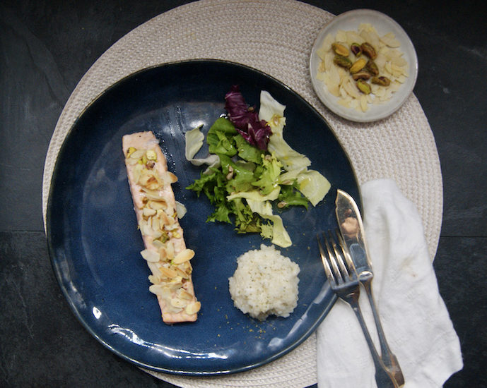 Filet de saumon en croûte d&rsquo;amandes-pistaches, risotto au parmesan