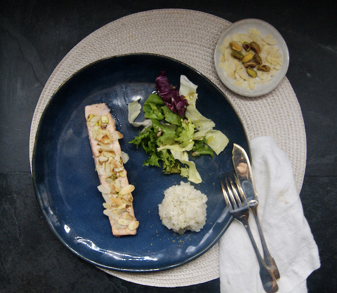 Filet de saumon en croûte d&rsquo;amandes-pistaches, risotto au parmesan