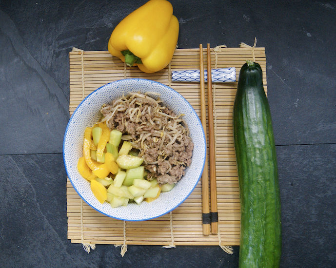 Salade de boeuf, concombre et poivron, sauce asiatique