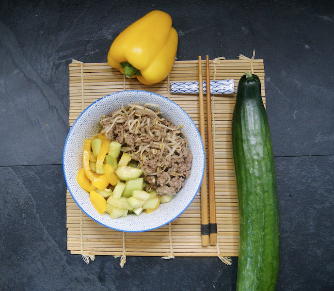 Salade de boeuf, concombre et poivron, sauce asiatique