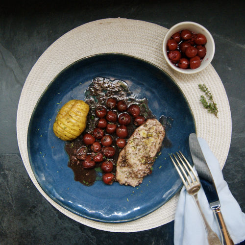 Porc aux cerises, sauce tapenade