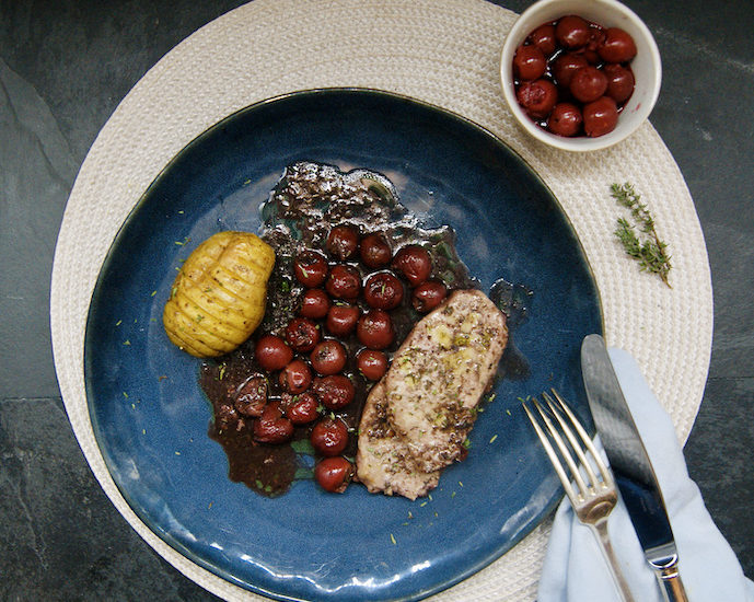 Porc aux cerises, sauce tapenade
