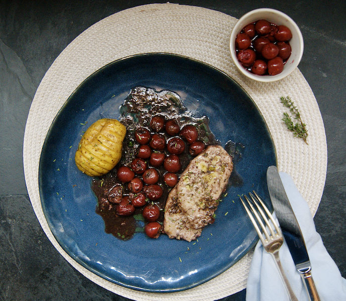 Porc aux cerises, sauce tapenade