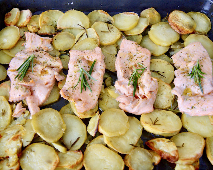 Truite et chips de pommes de terre au four