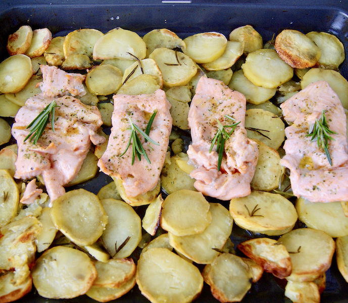 Truite et chips de pommes de terre au four