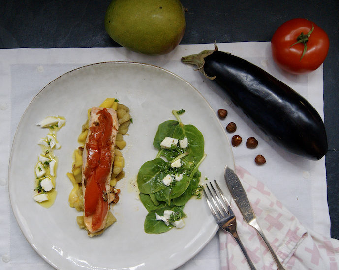 Saumon sur son lit de mangue et d’aubergine aux noisettes concassées