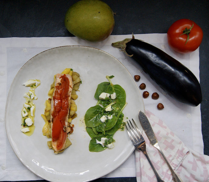 Saumon sur son lit de mangue et d’aubergine aux noisettes concassées