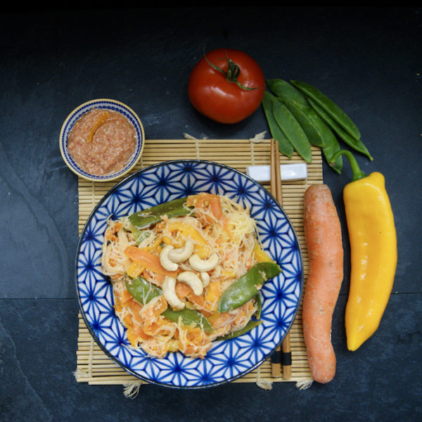 Nouilles de riz sautées aux poivrons, pois gourmands, tomates et carottes
