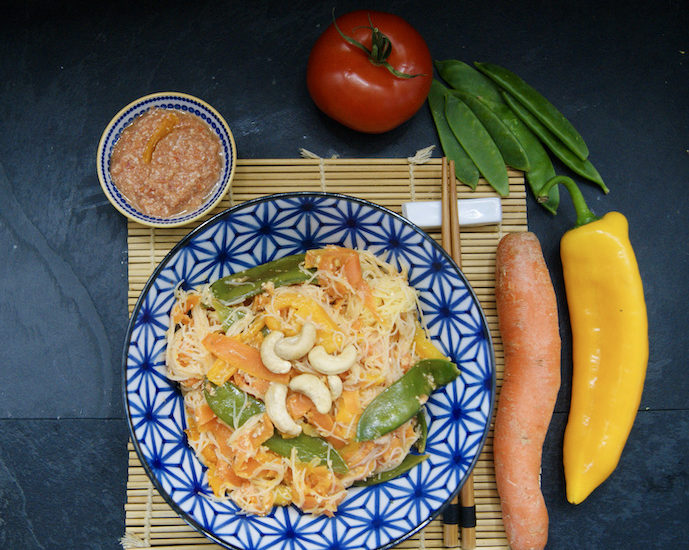 Nouilles de riz sautées aux poivrons, pois gourmands, tomates et carottes