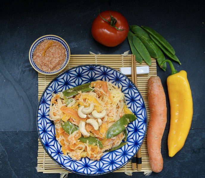 Nouilles de riz sautées aux poivrons, pois gourmands, tomates et carottes