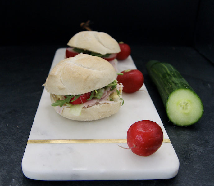 Sandwich au jambon, concombre et radis