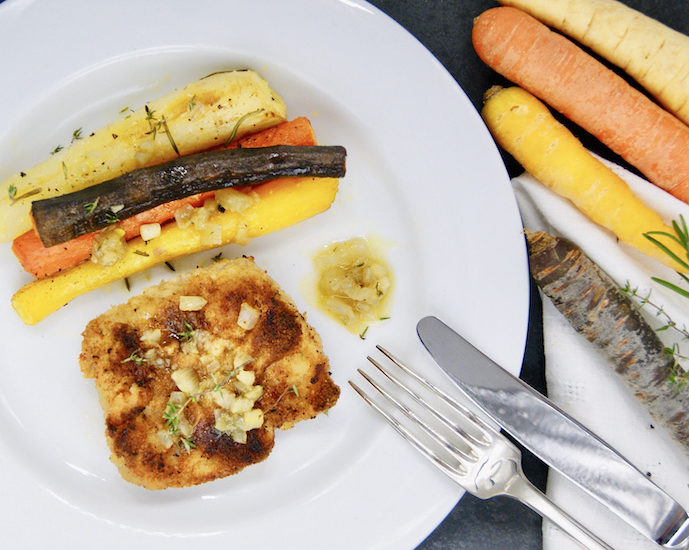 Côtes de veau panées, carottes et panais rôtis, sauce au thym