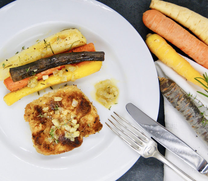 Côtes de veau panées, carottes et panais rôtis, sauce au thym