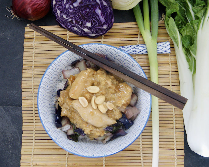 Riz sauté aux légumes asiatiques, poulet sauce cacahuète