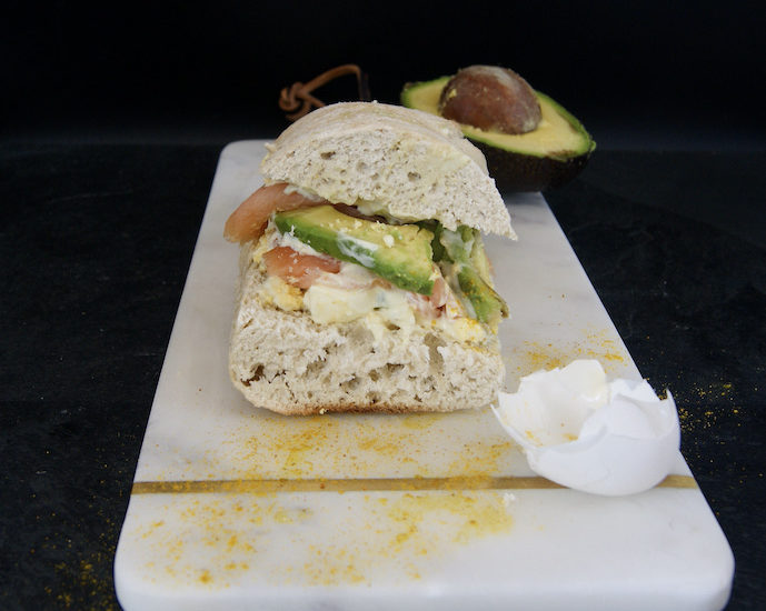 Sandwich au saumon fumé et dressing au curry