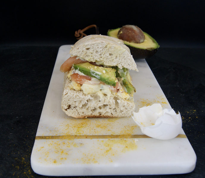Sandwich au saumon fumé et dressing au curry