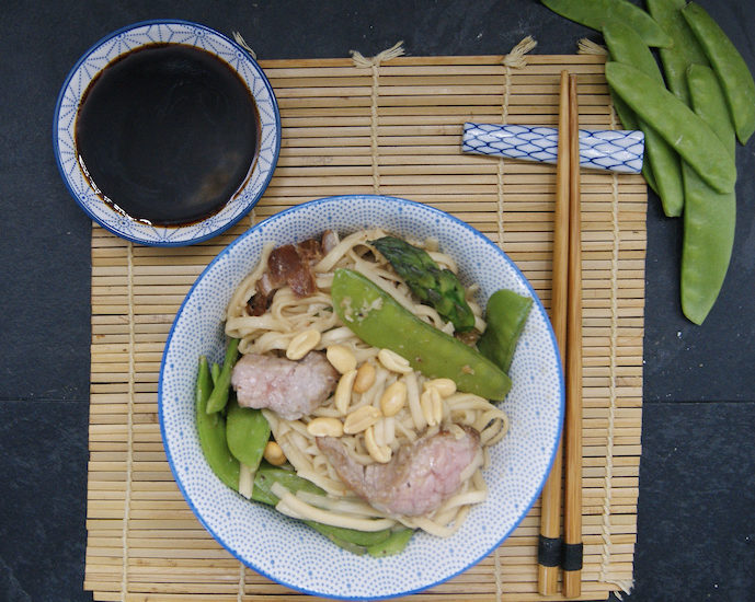 Nouilles asiatiques au boeuf et pois gourmands