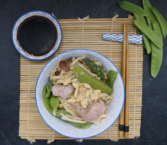 Nouilles asiatiques au boeuf et pois gourmands