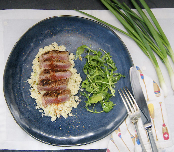 Agneau épicé sur son lit de couscous aux petits oignons