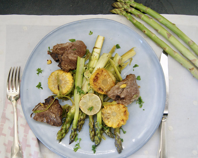 Agneau épicé sur asperges rôties