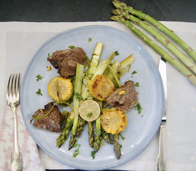 Agneau épicé sur asperges rôties