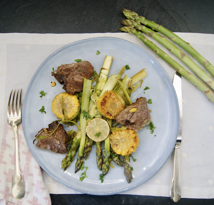 Agneau épicé sur asperges rôties