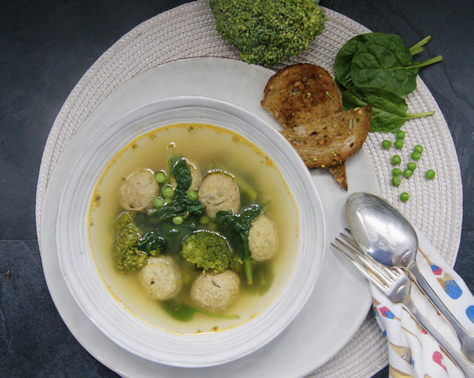 Soupe-repas aux boulettes de poulet et légumes verts