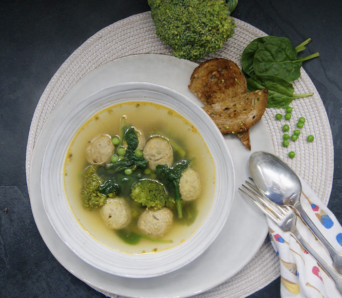 Soupe-repas aux boulettes de poulet et légumes verts