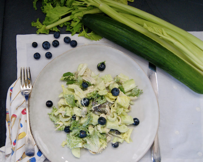 Blancs de poulet, salade de céleri et concombre aux myrtilles