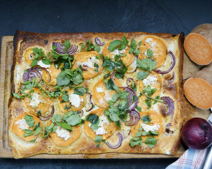Pizza patate douce et oignon rouge, fromage de chèvre