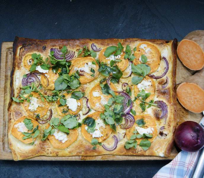 Pizza patate douce et oignon rouge, fromage de chèvre