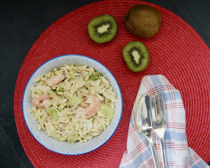Salade de pâtes froides aux crevettes et kiwis