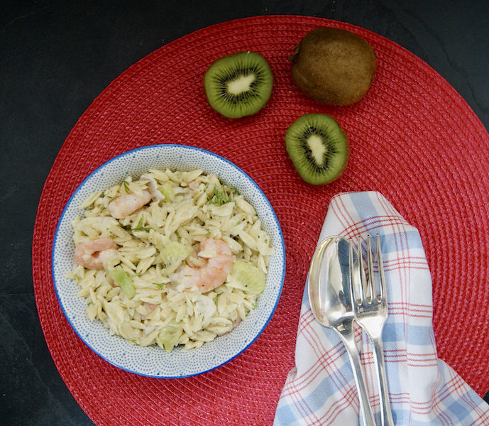Salade de pâtes froides aux crevettes et kiwis