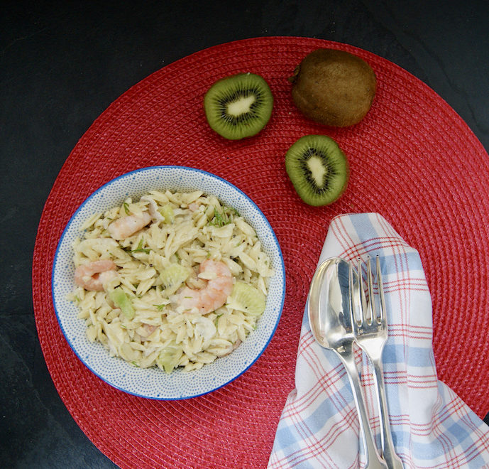 Salade de pâtes froides aux crevettes et kiwis