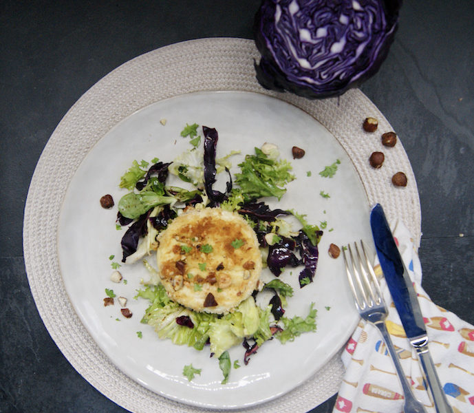 Tomme panée et salade mêlée