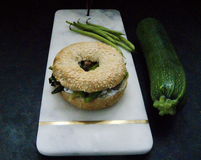 Bagel au steak, aux courgettes et haricots verts