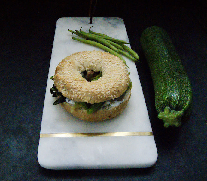 Bagel au steak, aux courgettes et haricots verts