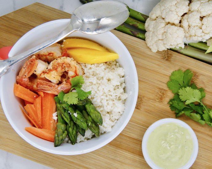 Poke bowl au riz de chou-fleur et crevettes