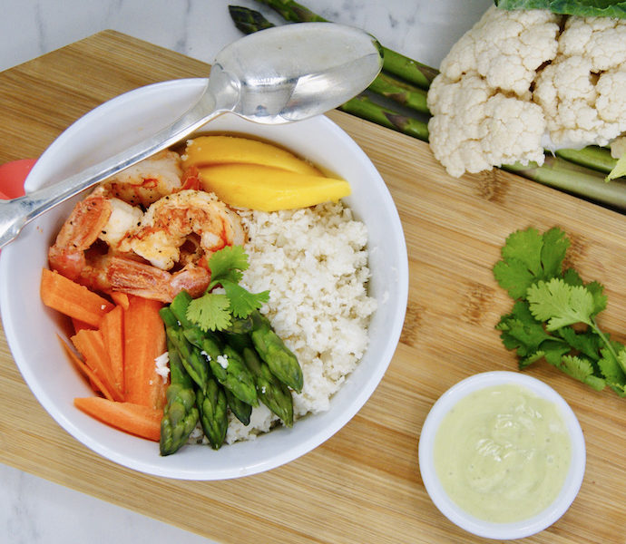 Poke bowl au riz de chou-fleur et crevettes