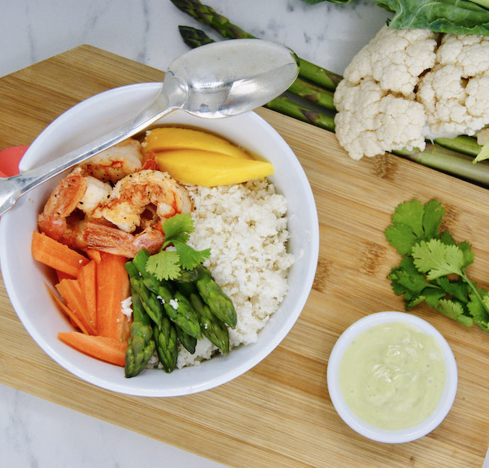 Poke bowl au riz de chou-fleur et crevettes