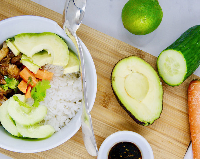 Poke bowl au poulet caramélisé