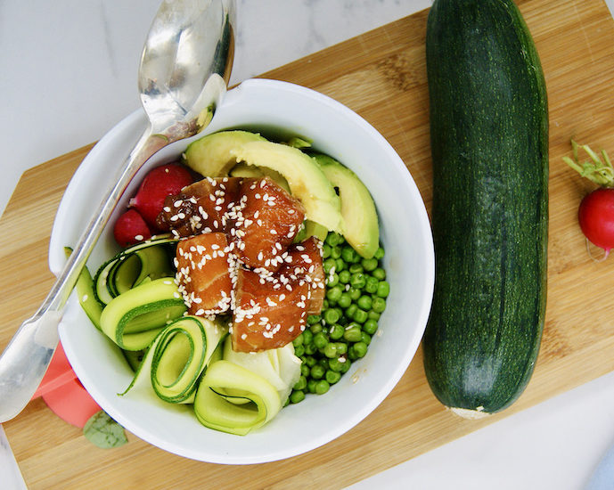 Poke bowl au saumon mariné, petits pois et radis