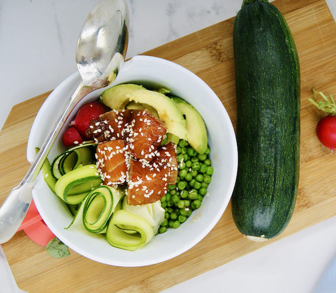 Poke bowl au saumon mariné, petits pois et radis