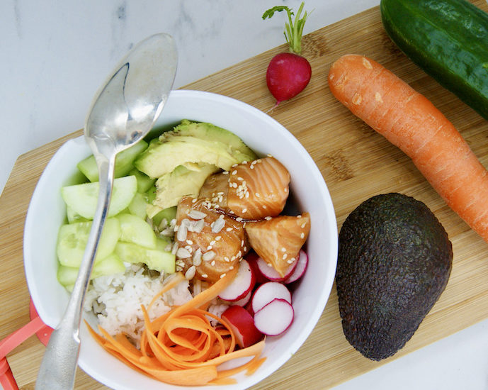 Poke bowl au saumon mariné, riz et crudités