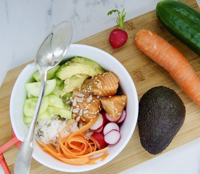 Poke bowl au saumon mariné, riz et crudités