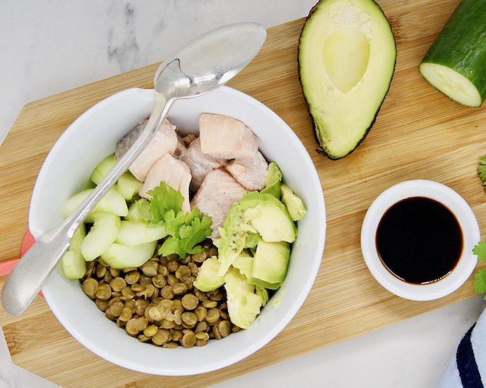 Poke bowl de crudités et de saumon cuit au lait de coco