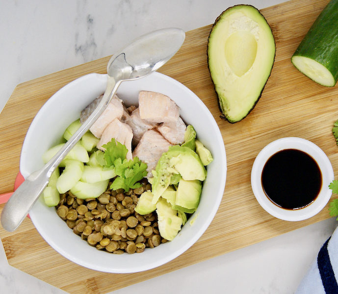 Poke bowl de crudités et de saumon cuit au lait de coco