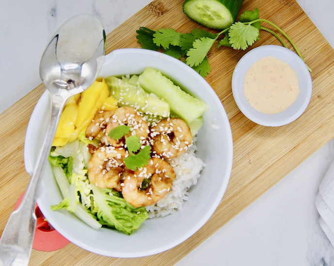 Poke bowl aux crevettes épicées