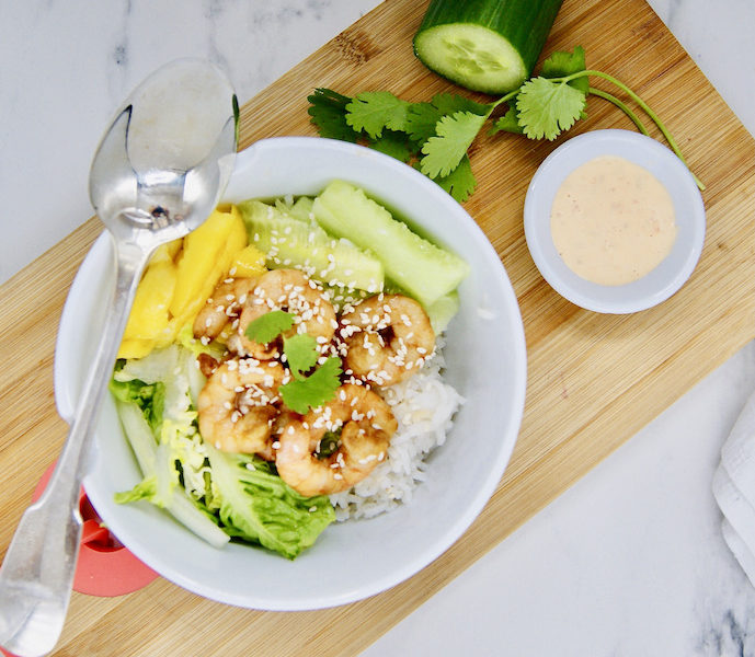 Poke bowl aux crevettes épicées