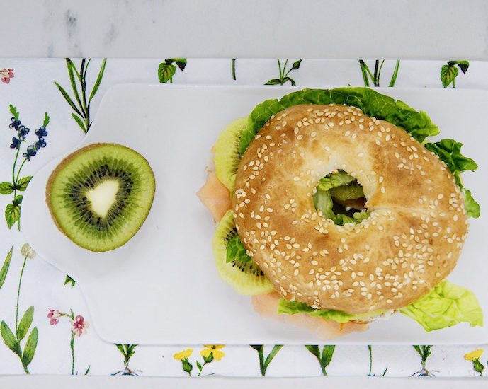 Bagel au saumon fumé et aux kiwis